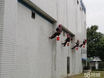 高空作業(yè)證與外墻施工安全 蜘蛛人、打膠防水與吊籃租賃的行業(yè)解析